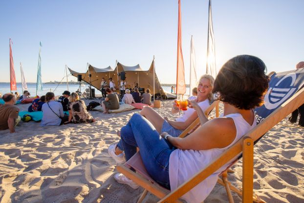 Musik im Strandkorb Neustadt in Holstein 2022 Frauen sto&szlig;en an &copy; TALB Christian Schaffrath, &copy; TALB