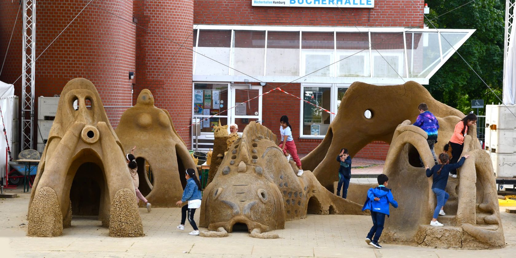 Lehmbau-Aktion in Wilhelmsburg 2023, © Karen Derksen, Bunte Kuh e.V.