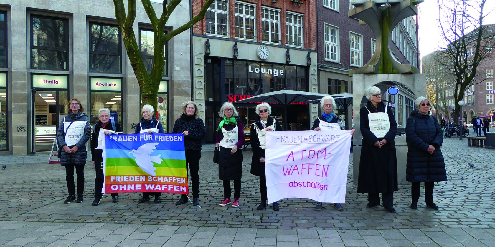 Salonnieren bei der Mahnwache der Frauen in Schwarz, &copy; Irmgard Busemann