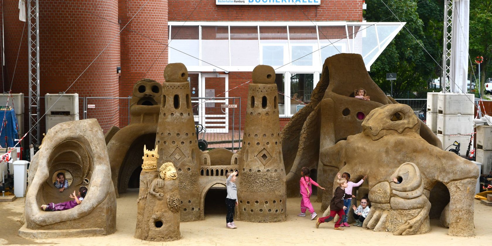 Lehmbau-Projekt von Bunte Kuh e.V. in Wilhelmsburg 2024, © Karen Derksen, Bunte Kuh e.V.