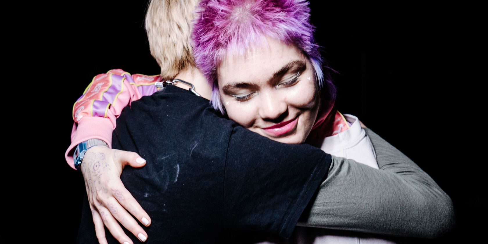 Two people who hug each other., &copy; Michelle Jekel