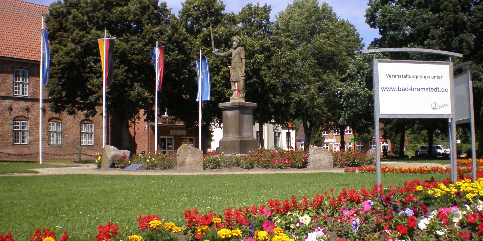 Rolandstatue vor dem Schloss Bad Bramstedt, © Tourismusbüro Bad Bramstedt