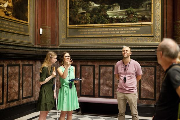Kunst anders wahrnehmen: Dialogische Führungen für Menschen mit und ohne Sehbehinderung, © Dialogische Führung, © Hamburger Kunsthalle, Foto: Vera Drebusch