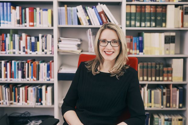 Alena-Buyx-Portrait-Regal-Schwarz-10-HR-small-1, © TUM/Lara Freiburger