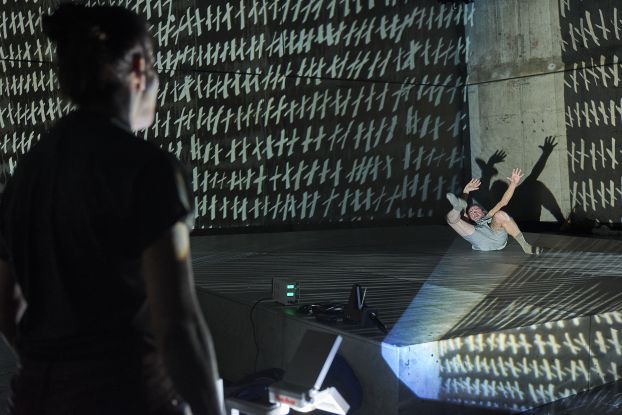 Eine Frau flieht vor einer Nachricht, &copy; Matthias Horn