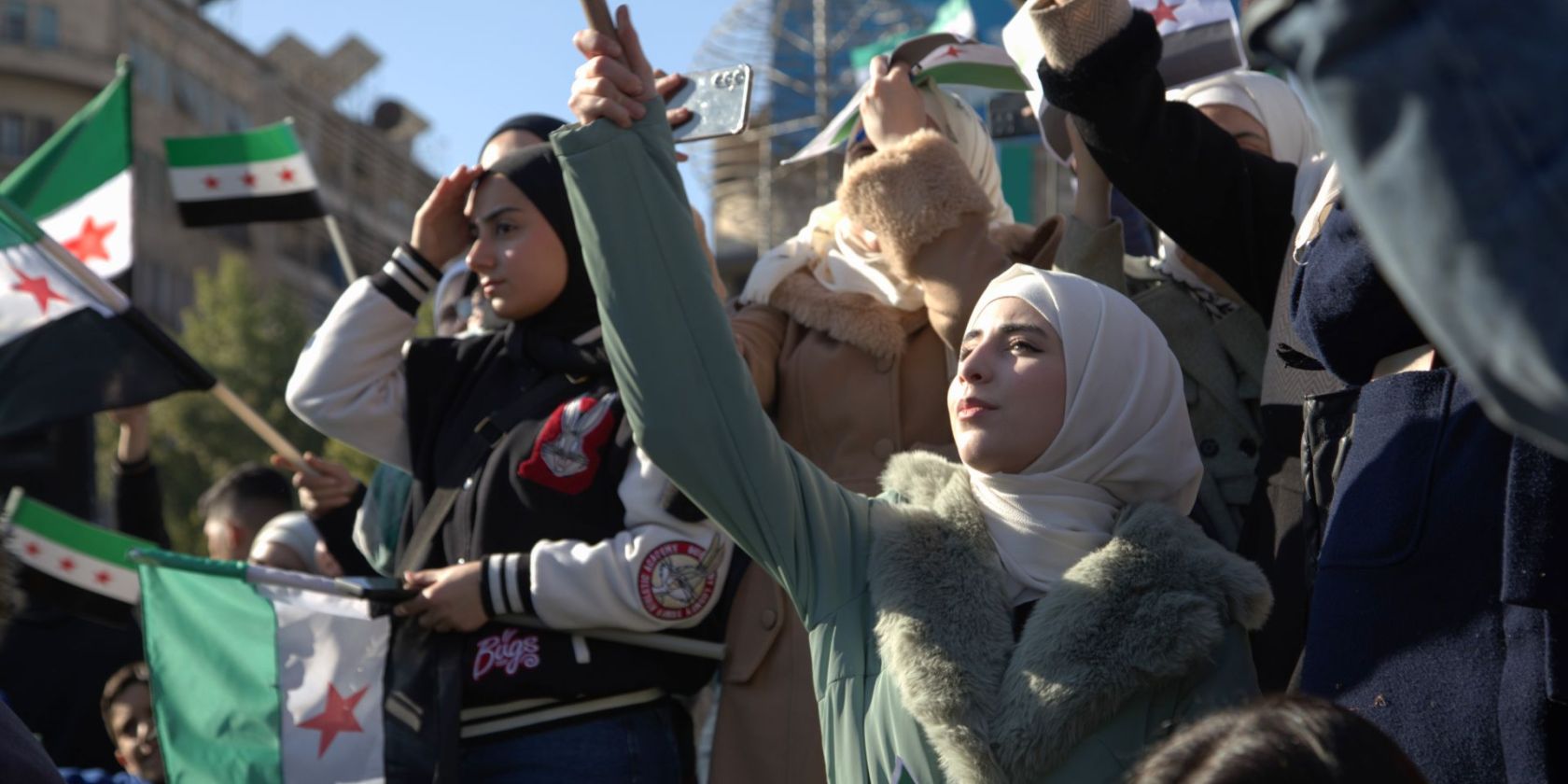 Syrer feiern den Sturz des Regimes von Baschar-al-Assad, &copy; shutterstock/Mohammad Bash