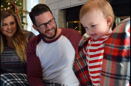 Eltern mit Kleinkind in weihnachtlich geschm&uuml;ckter Wohnung, &copy; pixabay