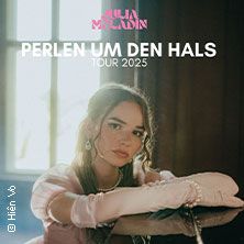 Julia Meladin - Perlen um den Hals, © links im Bild