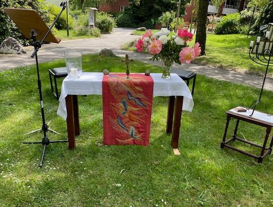 Altar auf der Festwiese, &copy; Gisela Thobaben