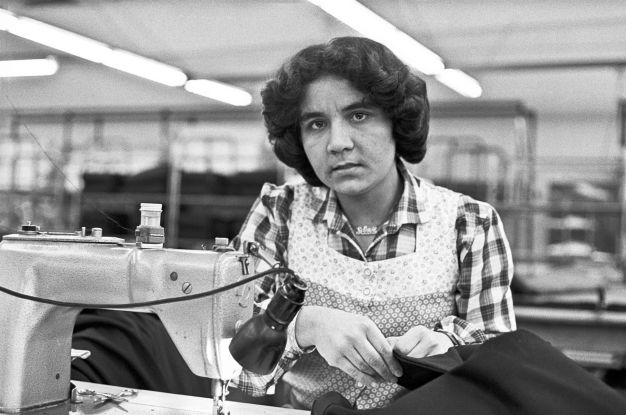 MK&G_Fr&uuml;herHiessenWirGastarbeiter_MuhlisKenter_N&auml;herin_in_Textilfabrik_1980_c_MuhlisKenter, &copy; Muhlis Kenter, N&auml;herin in einer Textilfabrik, Alsdorf bei Aachen, 1980,  Muhlis Kenter
