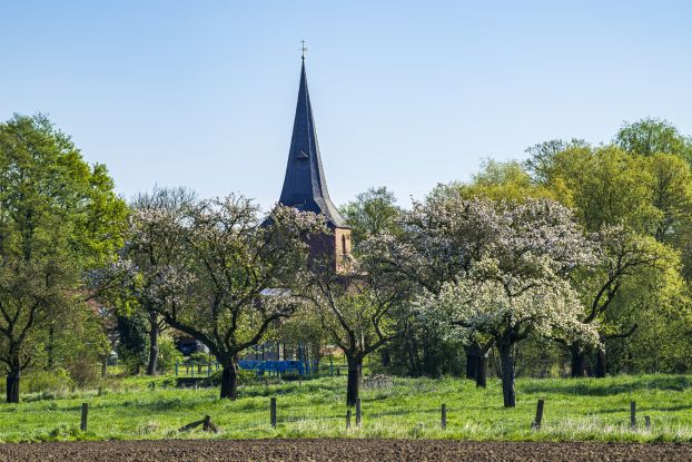 Kirche mit Kindern, © Markus Tiemann/ Flusslandschaft Elbe