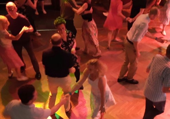 LOLA Swingt, &copy; LOLA