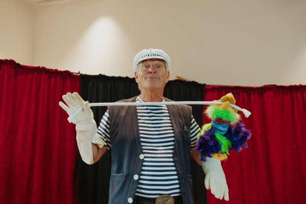 K&auml;ptn K&uuml;mmel 2024 Mann zaubert mit Handpuppe &copy; TALB Joelle D&ouml;rnath(1), &copy; TALB