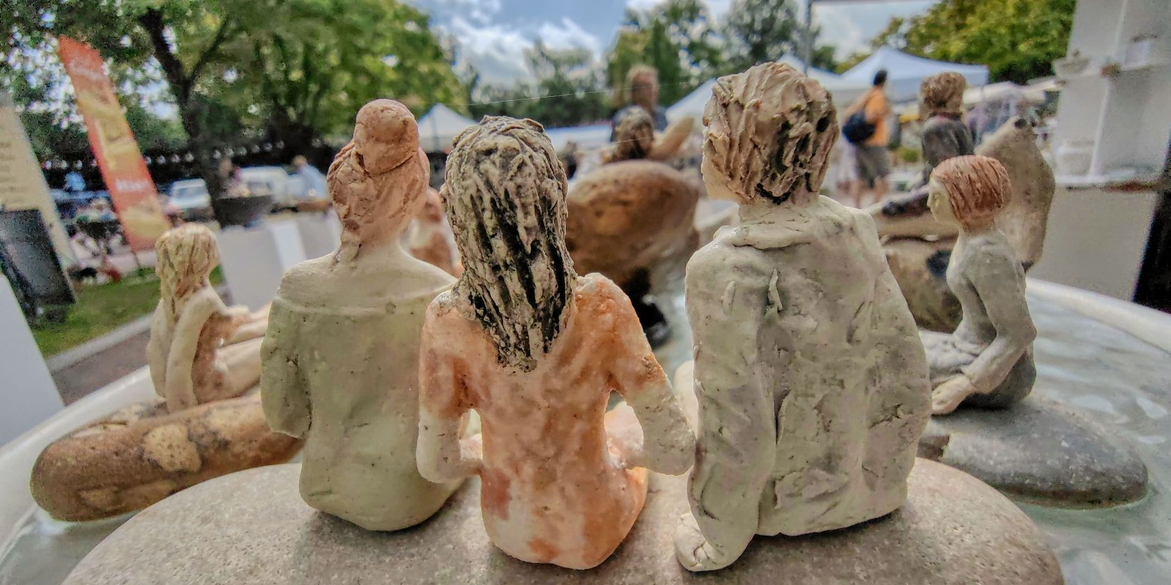 Filigrane Keramikfiguren auf Kunstmarkt, &copy; Fotograf Thorsten Ritzmann