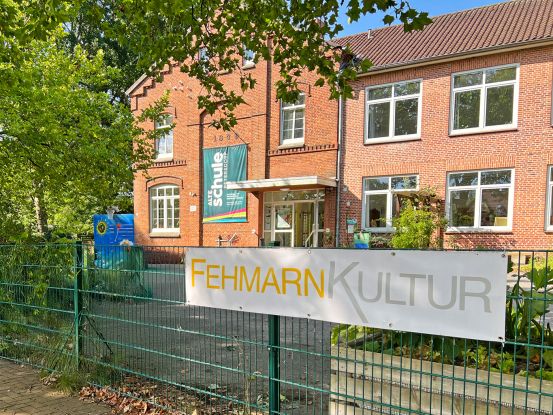 Das FehmarnKultur-Event findet in der Alten Schule Petersdorf statt., &copy; Claudia Czellnik