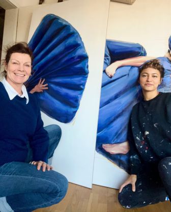 Bettina Winkler-Marxen (Galerie 11) im Atelier von Jana Jacob (re.), &copy; Galerie 11