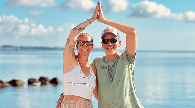 Frau und Mann bei Yoga am Strand von Scharbeutz und Haffkrug an der Ostsee in einer Yoga&uuml;bung vor dem Meer, &copy; Tina Kr&ouml;mer