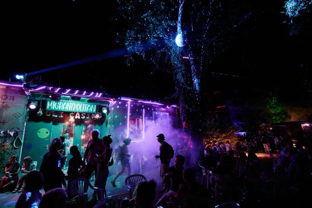 Migrantpolitan bei Nacht in Partystimmung mit Nebel und buntem Licht, &copy; Fabian Hammerl
