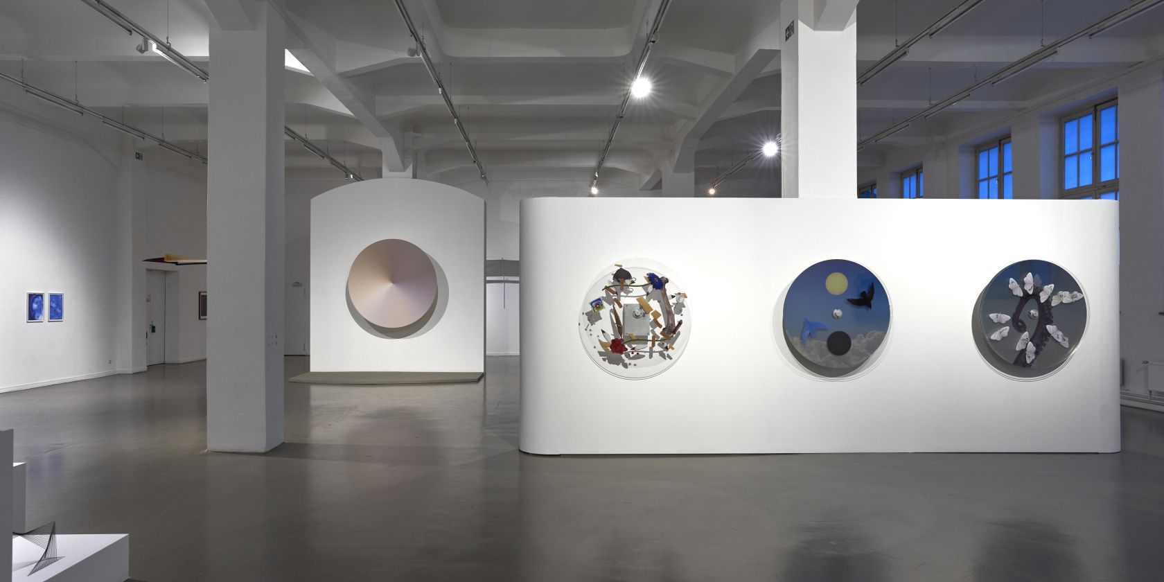 Installationsansicht Between Stars and Signals, Kunsthaus Hamburg 2025, Foto: Antje Sauer; mit Werken von Katie Paterson und Agnieszka Polska, © Installationsansicht Between Stars and Signals, Kunsthaus Hamburg 2025, Foto: Antje Sauer; mit Werken von Katie Paterson und Agnieszka Polska