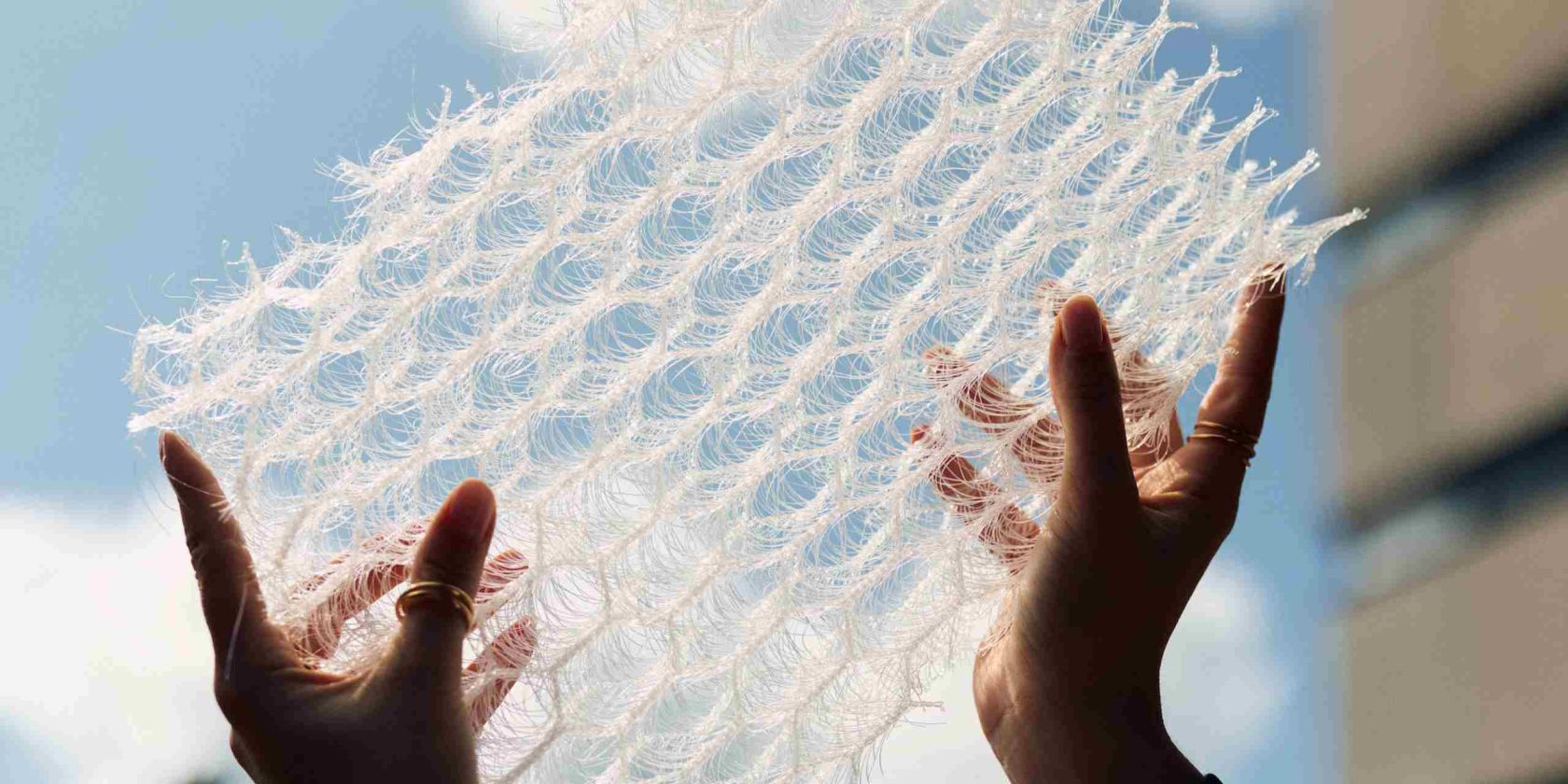 Zwei H&auml;nde die Teile eines Fassadensystems halten, &copy; Foto: Patrick Pollmeier