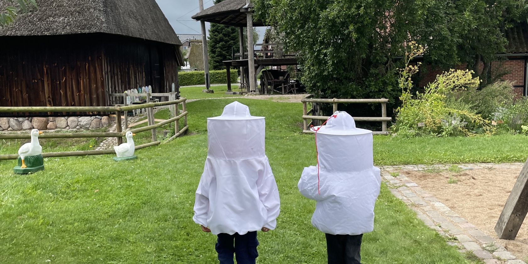 Kinder im Imkeranzug, &copy; Bergedorfer Museumslandschaft