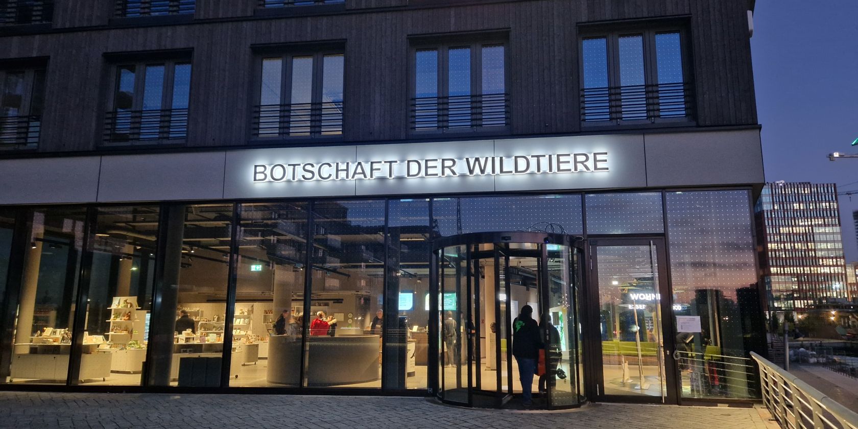 Botschaft der Wildtier Eingang bei Nacht, &copy; Julia Gniech