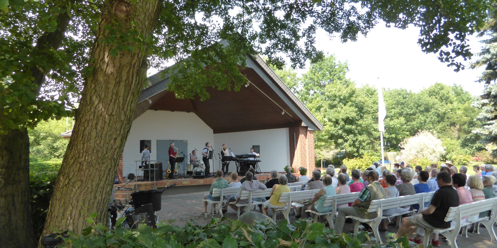 kurkonzert-im-musikpavillon-kurpark-am-see-bad-bodenteich, © Kurverwaltung Bad Bodenteich