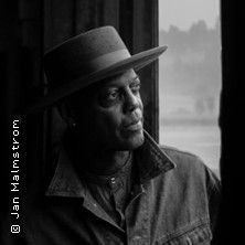 Eric Bibb, © links im Bild