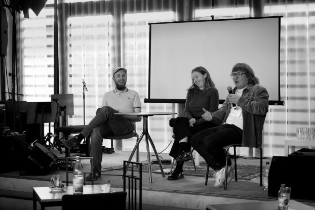 Drei Personen sitzen auf einem Panel und unterhalten sich., &copy; dg/Ali Ghandtschi