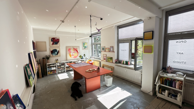 Studio mit Studio-Hund, &copy; Julia Raatz