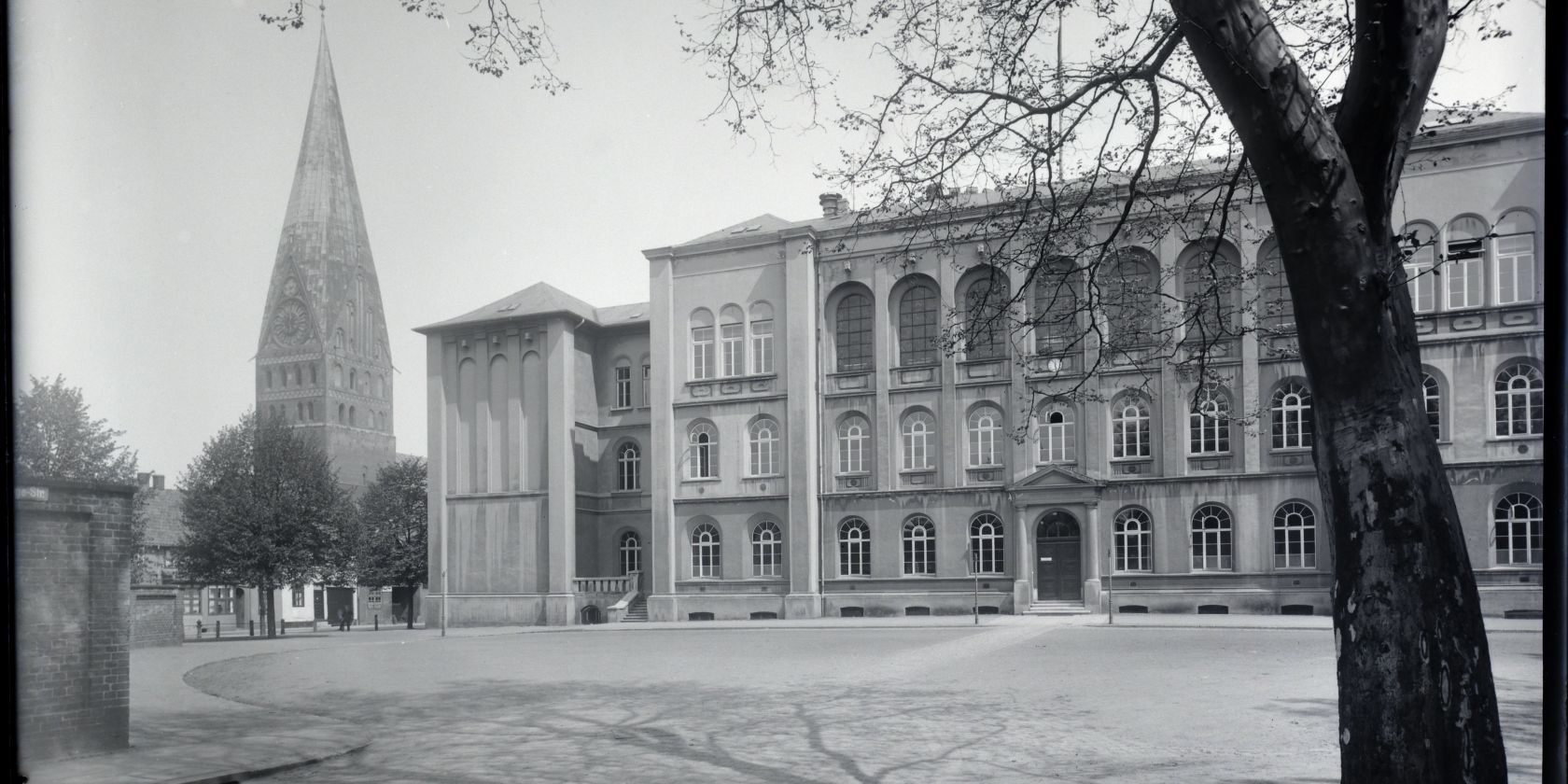 1) S111 Johanneum, &copy; Dr. Bernd Rother