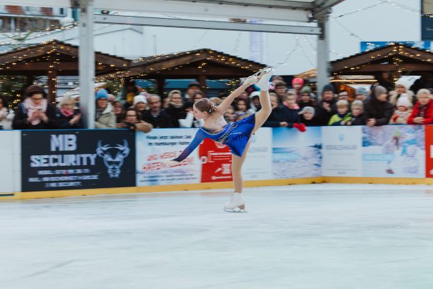 EISWELT SCHARBEUTZ 2025 Eiskunstl&auml;uferin peformt &copy; TALB Alexandra Ruppert, &copy; TALB