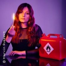 Lara Ermer - Leicht entflammbar, © links im Bild