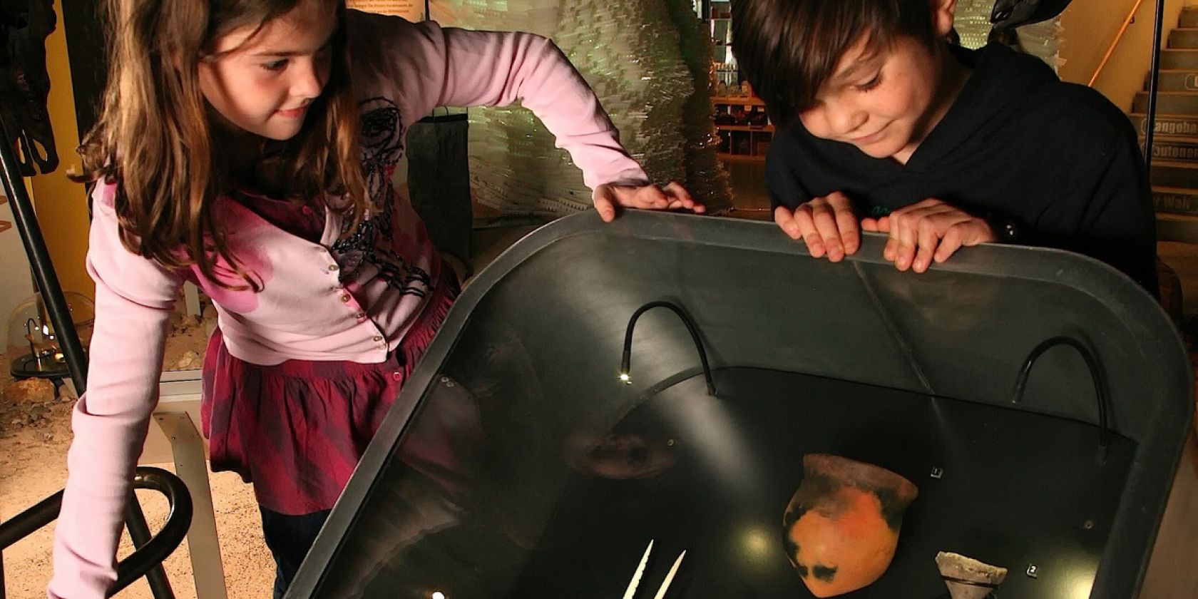 Kinder auf Spurensuche in der Ausstellung, &copy; Arch&auml;ologisches Museum Hamburg