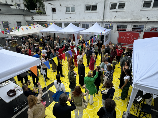 Fr&ouml;hliches Outdoor-Event mit bunten Wimpeln, &copy; Swanhild Kruckelmann