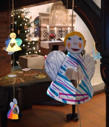 selbstgebastelte Engel h&auml;ngen von der Empore; im Hintergrund ist der Altar zu sehen, &copy; Kirstin Hadler