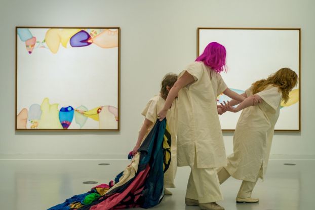 Performance: BACKSTAGE &raquo;Pink Feeling Blue&laquo;, &copy; &copy; Courtesy of Huguette Caland Estate and LACMA, Los Angeles