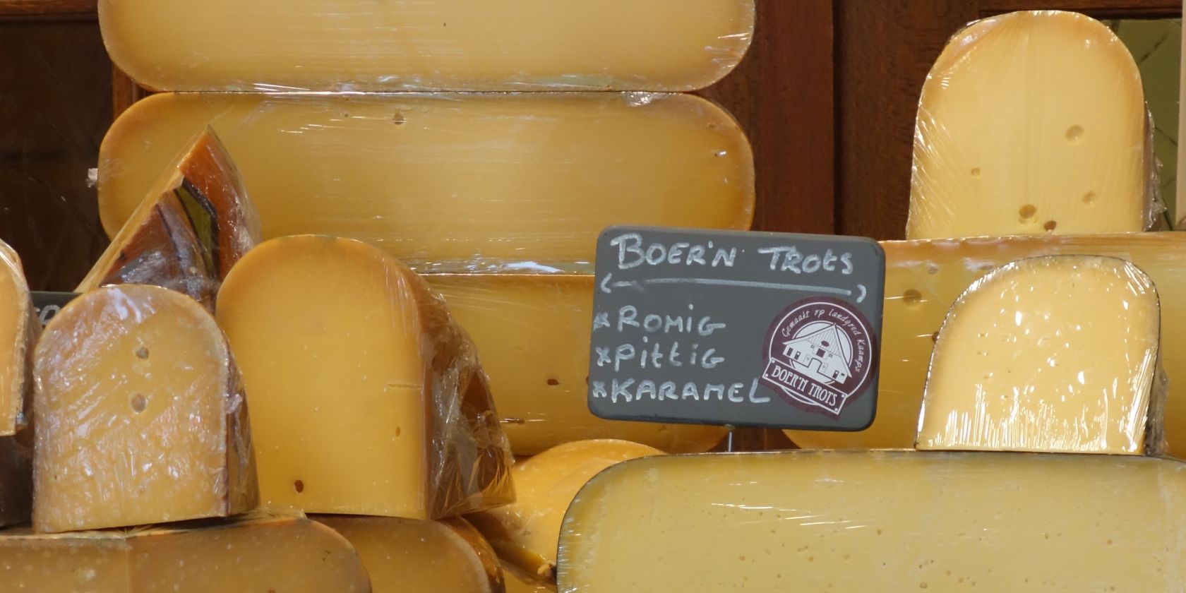 K&auml;se in der Auslage, &copy; Torsten Fenz