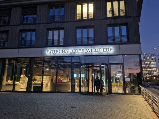 Botschaft der Wildtier Eingang bei Nacht, &copy; Julia Gniech