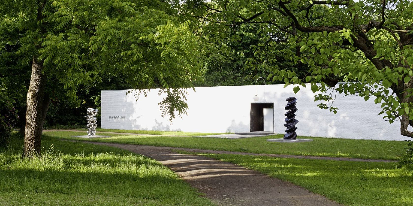 Das Ernst Barlach Haus während der Ausstellung »Tony Cragg. Against the grain« im Sommer 2012, © © Tony Cragg, photo: Andreas Weiss