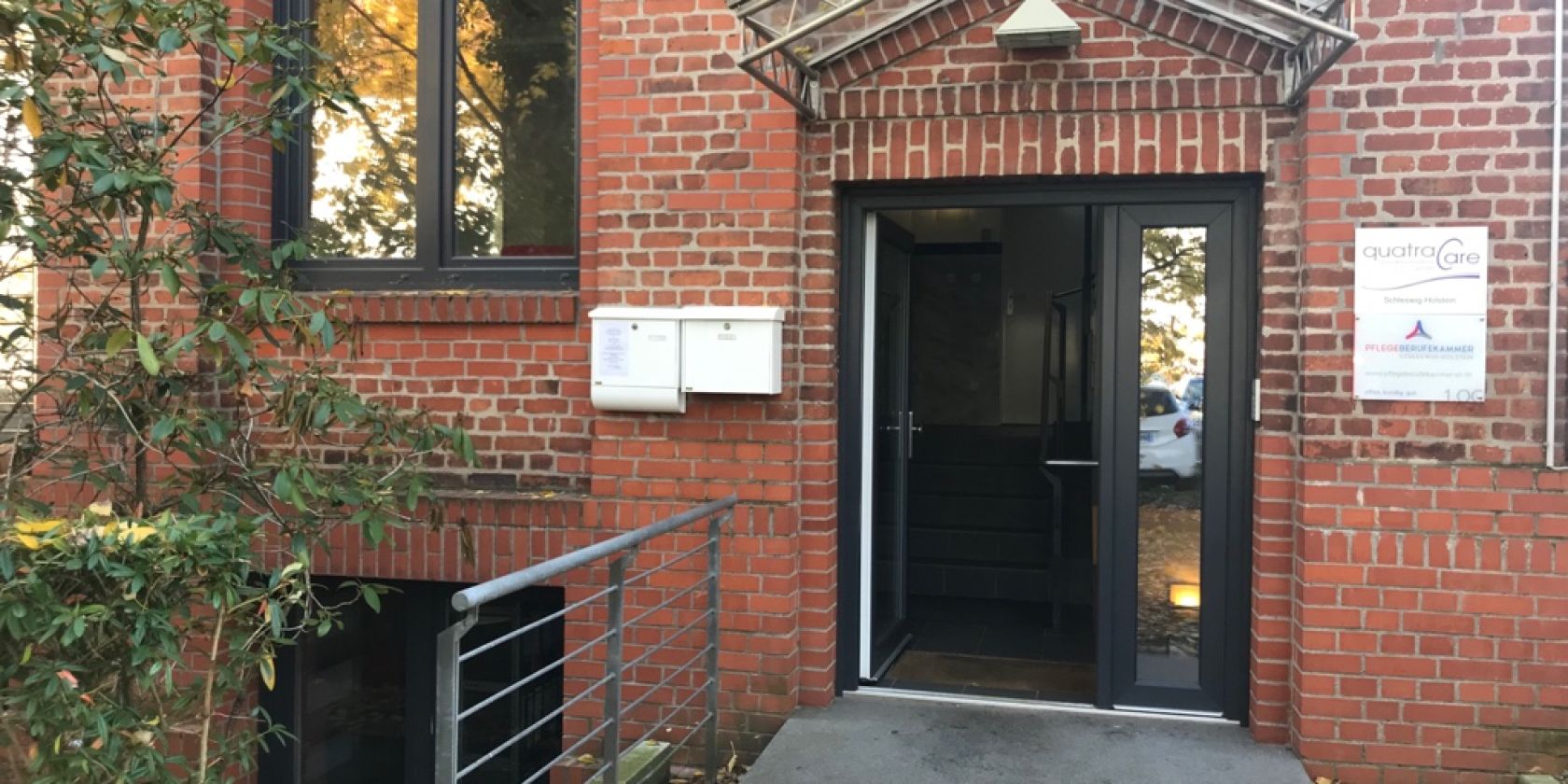 eingang_neumuenster, &copy; quatraCare Gesundheitsakademie gGmbH