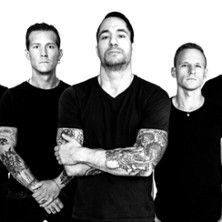 Raised Fist, &copy; links im Bild