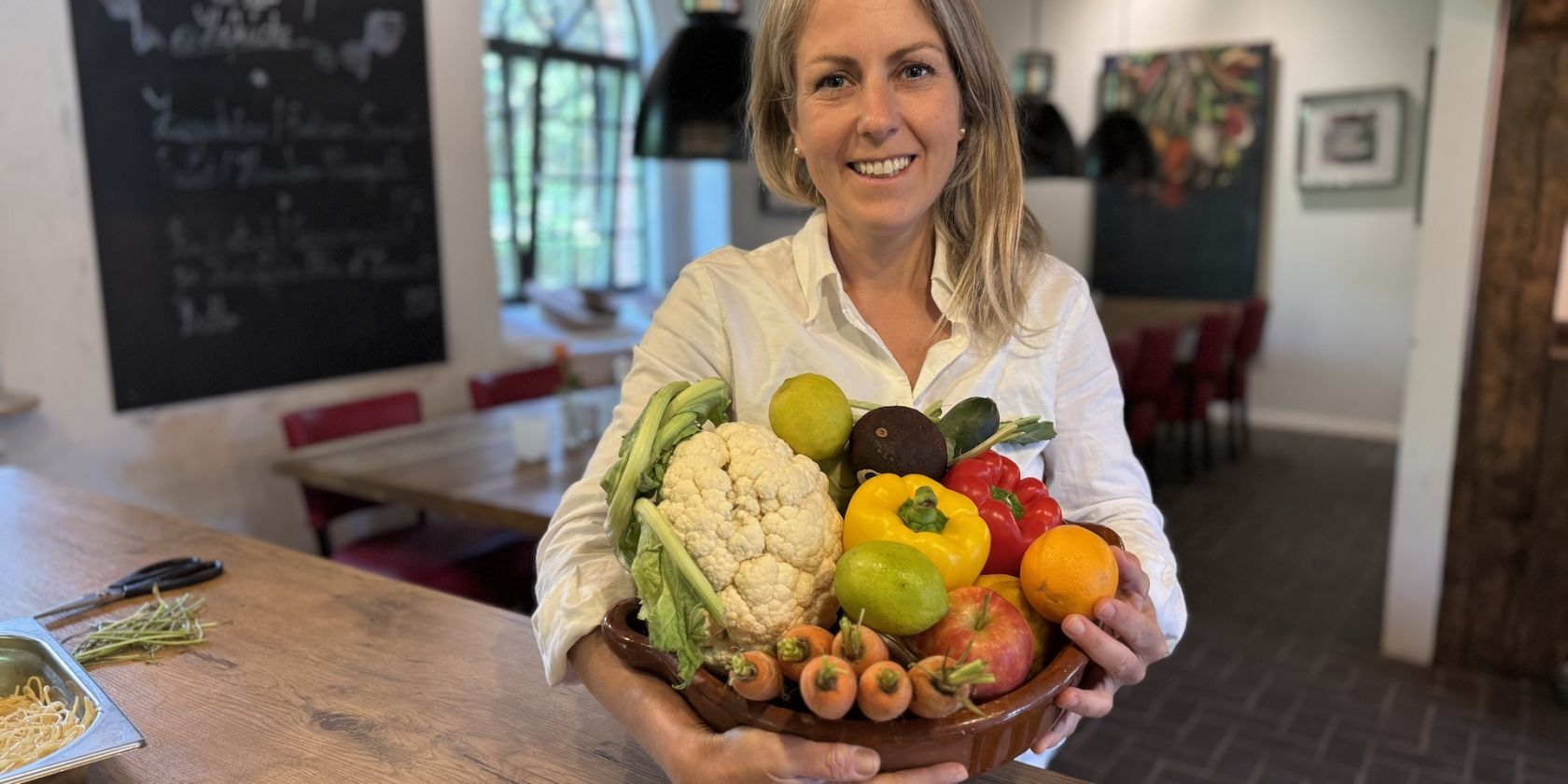 Initiatorin Caroline von Schwerin mit Gem&uuml;sekorb