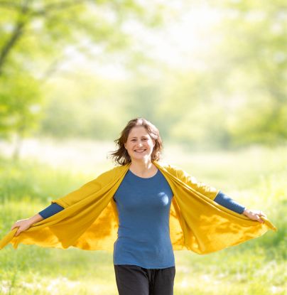 Fr&uuml;hlingshintergrund und Birgit dynamisch, &copy; Birgit Schibilla