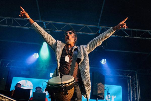 Rhythmus pur auf der Bühne des Festivals – bei der Charity-Veranstaltung Scharbeutz sorgte dieser Bongo-Act für echte Party-Vibes und unvergessliche Energie., © HAFFleev Charity Festival