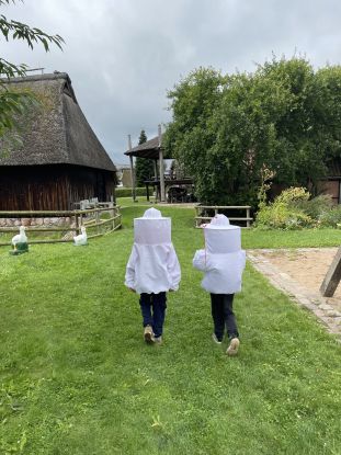 Kinder im Imkeranzug, &copy; Bergedorfer Museumslandschaft