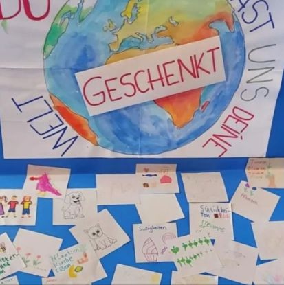 Bild mit Welt und Text `Du hast und Deine Welt geschenkt` und kleinen Bildern von Kindern gemalt, © ©Sabine Chr. Lübke