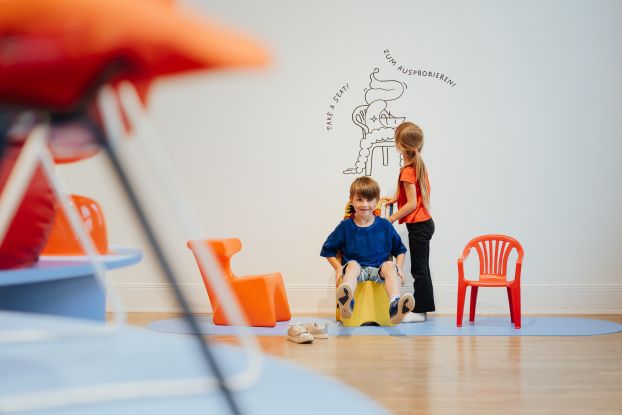 Ausstellungsansicht &bdquo;Minim&ouml;bel: St&uuml;hle f&uuml;r Kinder&ldquo;, MK&G, Foto: Patrick Lipke, &copy; Ausstellungsansicht &bdquo;Minim&ouml;bel: St&uuml;hle f&uuml;r Kinder&ldquo;, MK&G, Foto: Patrick Lipke
