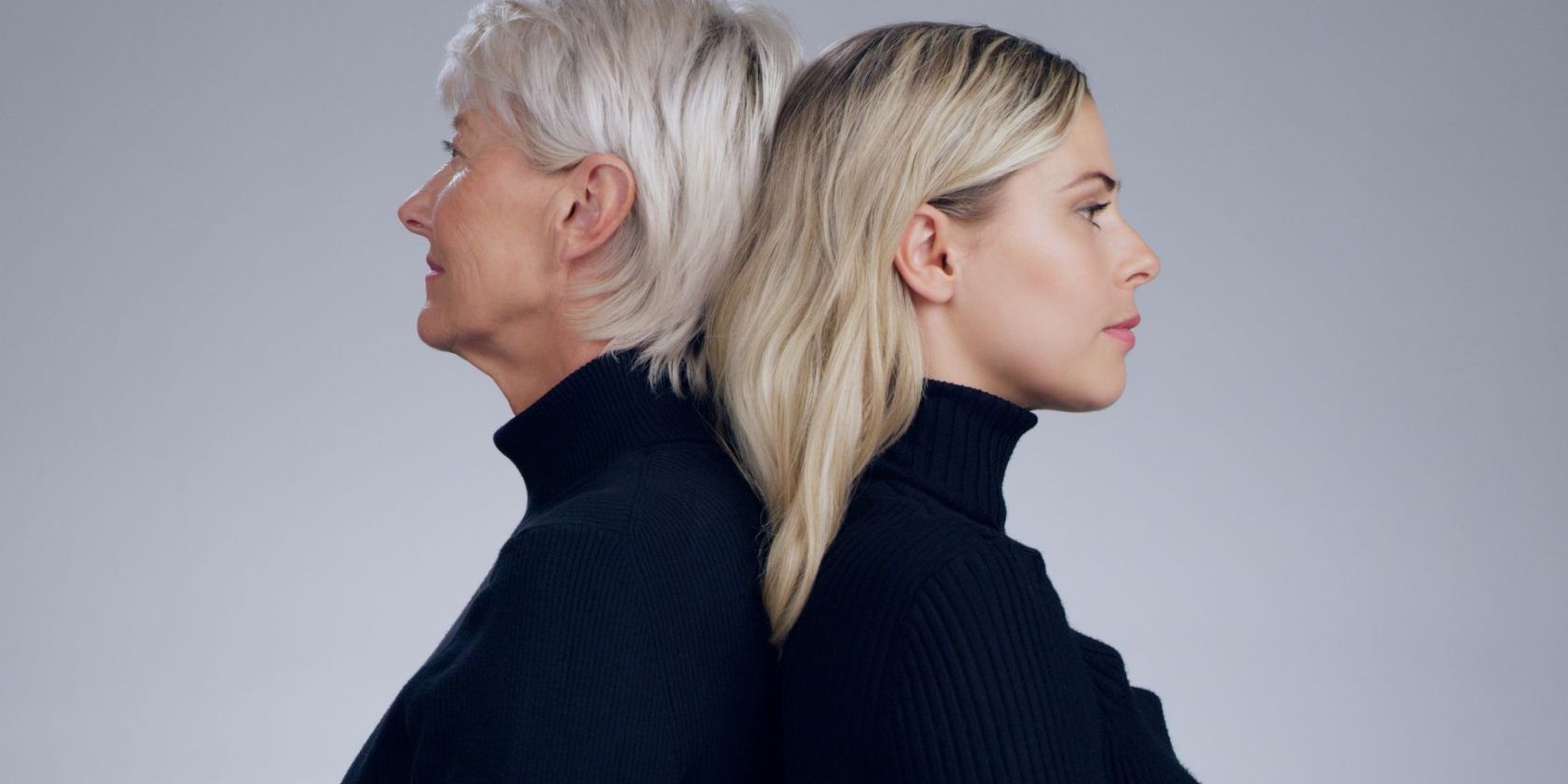 Eine &auml;ltere Frau und eine j&uuml;ngere Frau die R&uuml;cken-an-R&uuml;cken stehen, &copy; Foto: iStock/Sean Anthony Eddy