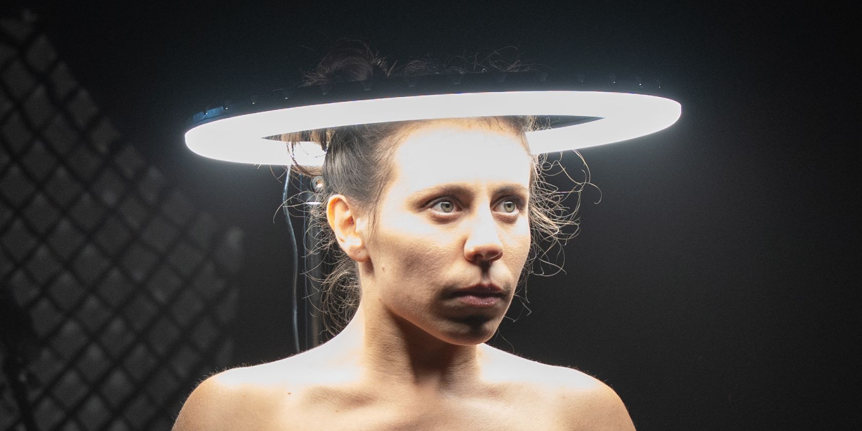 Der Kopf einer Performerin ist von einem runden, hellen Lichtkreis umgeben., &copy; Lilia Zanetti